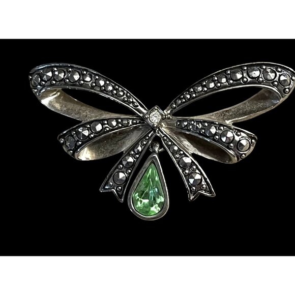 Avon Silver-Tone Marcasite Bow Brooch With Green Teardrop Gemstone Accent - Picture 1 of 4
